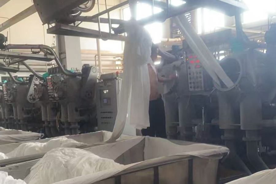 Teñido de tela gris de producción en fábrica en el cilindro