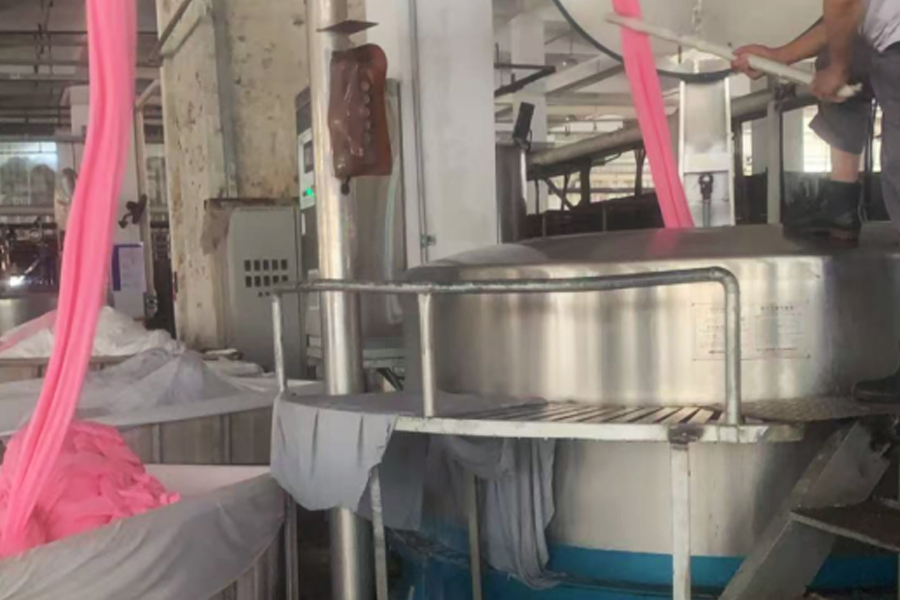 Zona de deshidratación de productos semiacabados de producción en fábrica de teñido