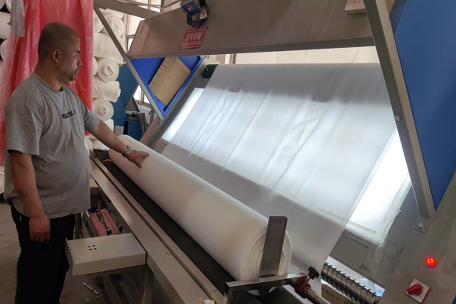 Área de inspección de productos terminados y producción de fábrica de teñido