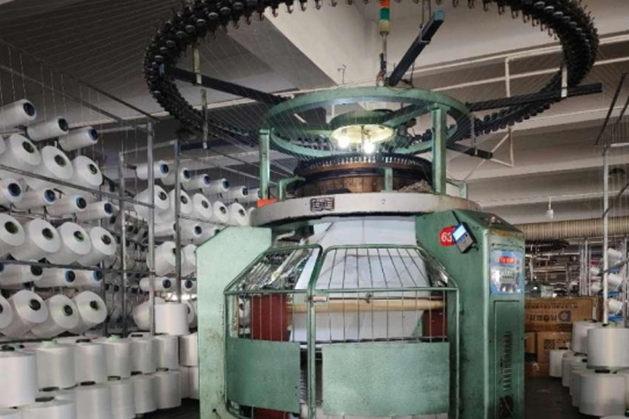 Modelo de producción en tela gris-pie alto unilateral