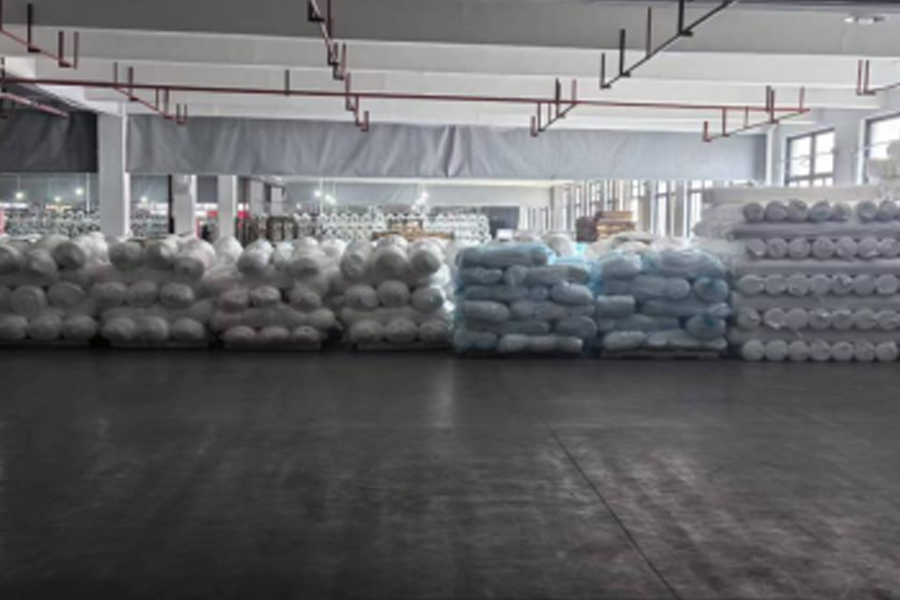 Área de colocación de productos terminados de producción de tela gris