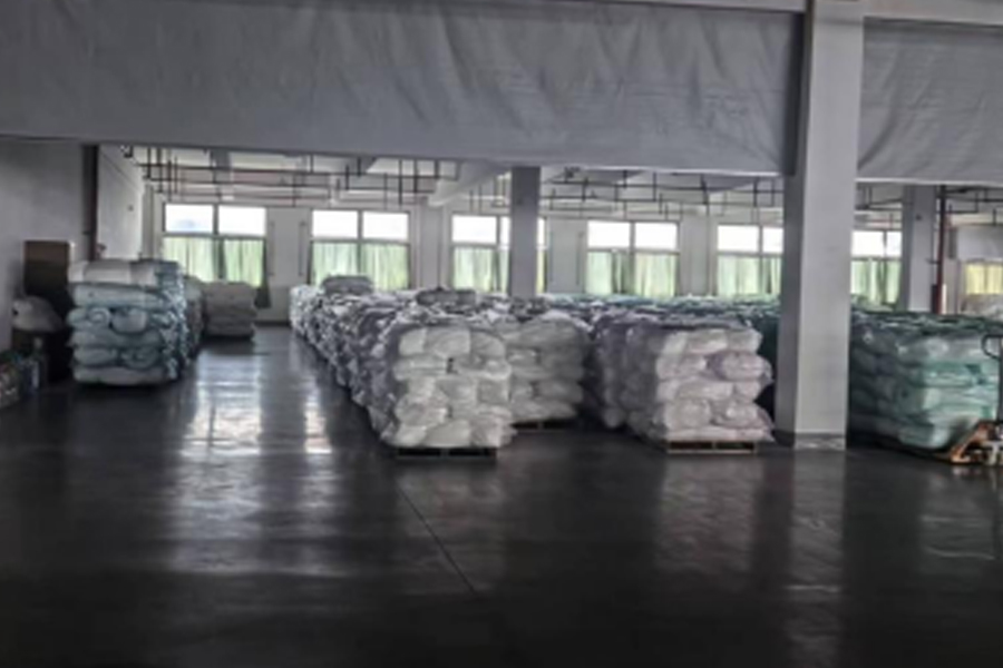 Área de producción-producto terminado de tela gris.