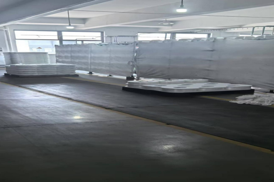 Área de colocación de materia prima-producción de tela gris.