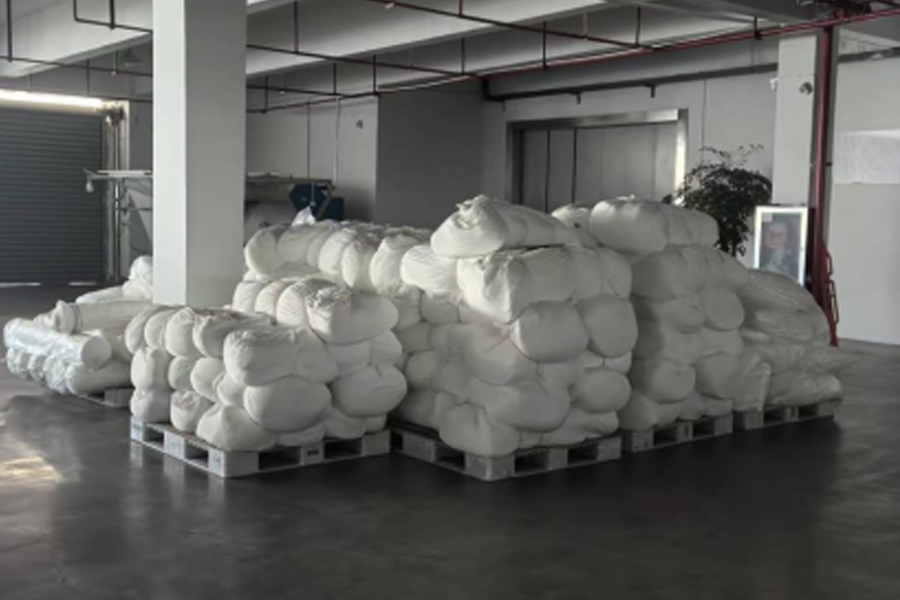 Área de tránsito de tela gris de producción de tela gris